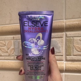 Redaktorku Lifee trápí oslabené, mdlé délky a suché konečky se sklony k třepení. Noční krém na vlasy L’Oréal Paris Elseve Hyaluron Plump, který pořídíte za 109 Kč, po probuzení příjemně překvapil hydratací bez zatížení