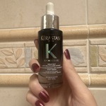 Pokožku hlavy má redaktorka Lifee citlivější a mastnější. Noční sérum Kérastase Symbiose Sérum Cellulaire Nuit ji zklidnilo, vlasy se méně mastily a postupně začaly ubývat i lupy. Produkt seženete od 735 Kč