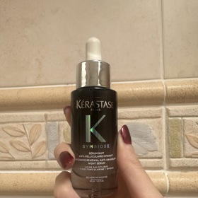 Pokožku hlavy má redaktorka Lifee citlivější a mastnější. Noční sérum Kérastase Symbiose Sérum Cellulaire Nuit ji zklidnilo, vlasy se méně mastily a postupně začaly ubývat i lupy. Produkt seženete od 735 Kč