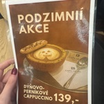 Módní redaktorka Lifee na chvíli upustila od svých obvyklých témat a vyrazila na průzkum podzimních káv. Její kroky namířily třeba do Café Level v Bílé labuti