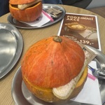 Právě tady vám naservírují podzimní cappuccino přímo v čerstvé dýni