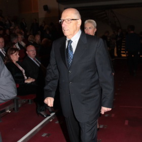 Dvakrát dokázal rakovinu porazit, boj s leukémií již ale oslabené tělo nezvládlo. Zemřel v 80 letech.