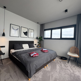 Ložnice Soni a Jiřího Ježkových je v minimalistickém duchu a působí na první pohled harmonicky.