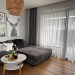 K příjemnému povídání nejen o jejich vysněném bydlení nás pozvali do svého obývacího pokoje. Ten je velmi krásný a prostorný a lze z něj vstoupit do zahrady a na terasu.