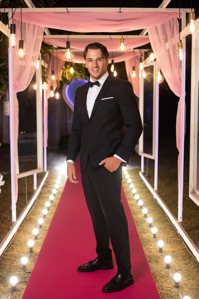 FOTO: Honzi Michálek nahodil oblek. – stránka 117