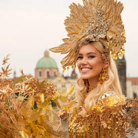 Natálie Puškinová v národním kostýmu české lípy. 