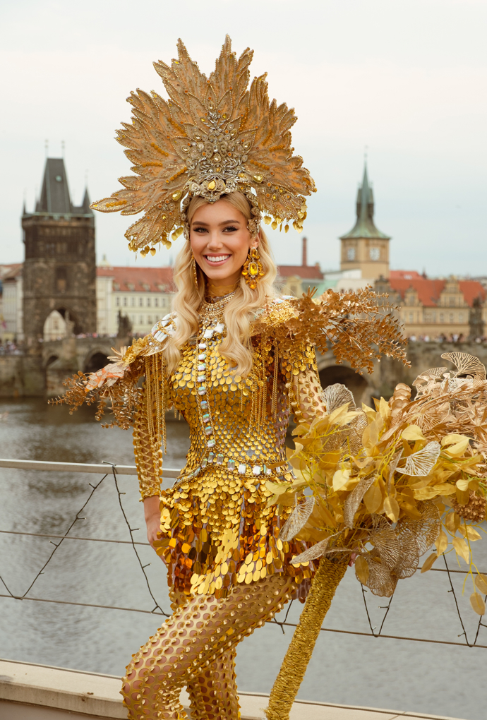 FOTO: Natálie Puškinová v kostýmu české lípy. – stránka 32