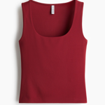 Hlubší výstřih si jako Adéla Gondíková můžete pojistit topem tón v tónu. Toto tílko je od H&M a stojí 239 Kč