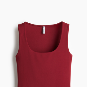 Hlubší výstřih si jako Adéla Gondíková můžete pojistit topem tón v tónu. Toto tílko je od H&M a stojí 239 Kč