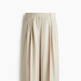 Sofistikovanost looku podtrhnou široké kalhoty, které zajistí noblesu i pohodlí. Tyto sežente u H&M za 859 Kč.