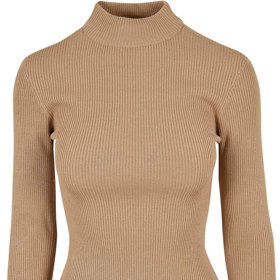 Kontrastem, který krémové tóny zároveň krásně doladí, je v outfitu Zuzany Čaputové béžový svetřík se stojáčkem. Tento kousek pořídíte u  Urban Classics za 700 Kč.