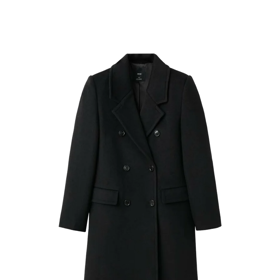 Základem úspěchu je univerzální elegantní klasický kabát, který seženete třeba u značky Mango za 2999 Kč.