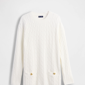 Šaty v mini délce dodají klasickému outfitu mladistvý šmrnc. Toto bílé svetrové provedení se zlatými knoflíky koupíte pořídíte u GAP za 2299 Kč