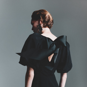 Šaty s balonovým rukávem a mašlí na zádech, H&M, 1099 Kč