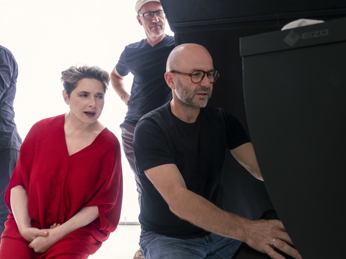 FOTO: Isabella Rossellini během focení nového kalendáře Pirelli. – stránka 76