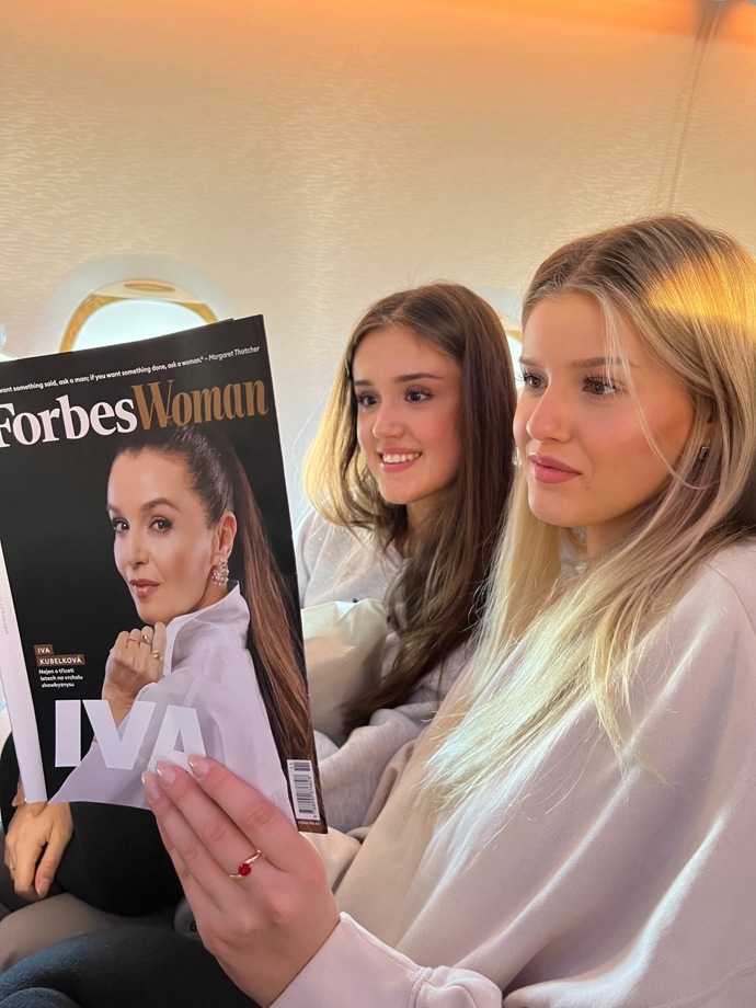 FOTO: Dcery Ivy Kubelkové v letadle.