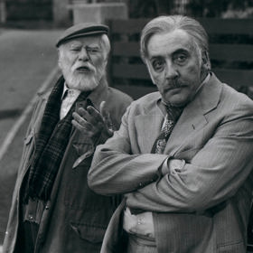 Film Já už budu hodný, dědečku vypráví o stárnoucím herci Theodorovi Bergnerovi, který je navenek "primadona" a v soukromí cholerik. Jednoho dne ale potká ve vlaku kouzelného dědečka (ve filmu ho představoval Ladislav Pešek).