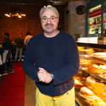 Martinovi Zounarovi se podařilo shodit dvacet kilo. Následují fotky pocházejí ze seriálu Chlapci a chlapi, ve kterém si v roce 1988 Martin Zounar zahrál.                  