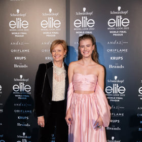 Sofie Anna v pastelově růžových večerních šatech. Maminka na ni může být právem pyšná. 