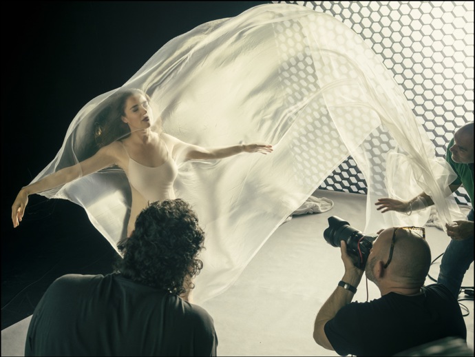 FOTO: Luisa Ranieri během focení nového kalendáře Pirelli. – stránka 73