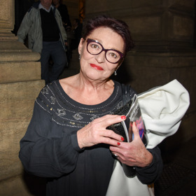 Její život a názory jsou značně nekonformní.