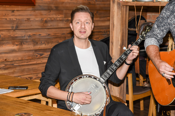 FOTO: Ondřej Ruml si zahrál na banjo. – stránka 8