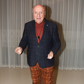 Felix Slováček se nebál barevnější kombinace ani vzorů - oblékl oranžové kostkované kalhoty, oranžový rolák a kárované tmavě modré sako.