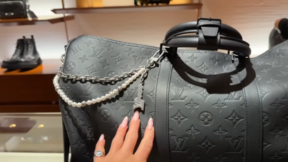 FOTO: Martin Nečas dostal jako dárek luxusní tašku.