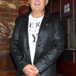 Živí se ale také jako dabér. Jeho hlasem promlouvá k českým divákům například herec Richard Gere.