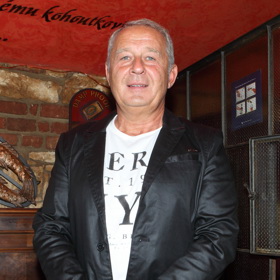 Živí se ale také jako dabér. Jeho hlasem promlouvá k českým divákům například herec Richard Gere.