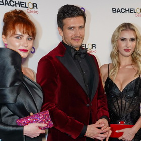 Maria Pavlova pózuje s Bachelorem Janem Solfronkem a výherkyní první řady Sabinou Pšádovou. 