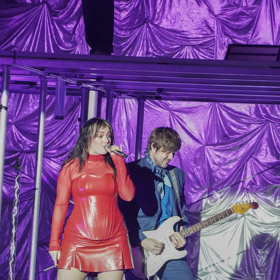 Ewa Farna měla koncert v obchodním domě.