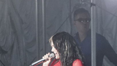 FOTO: Ewa Farna měla koncert v obchodním domě Westfield Černý most.