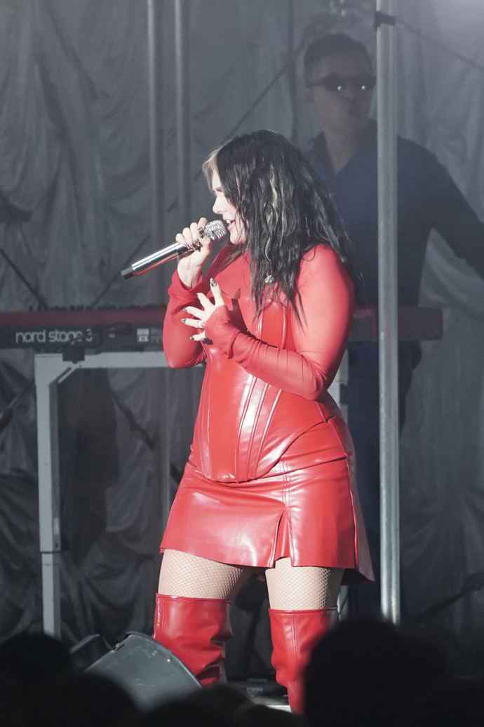 FOTO: Ewa Farna měla koncert v obchodním domě Westfield Černý most. – stránka 1