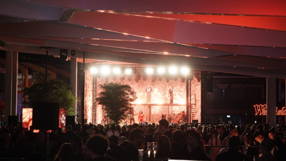 FOTO: Ewa Farna měla koncert v obchodním domě Westfield Černý most.