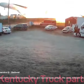 Záběry pádu letadla na opravnu aut.