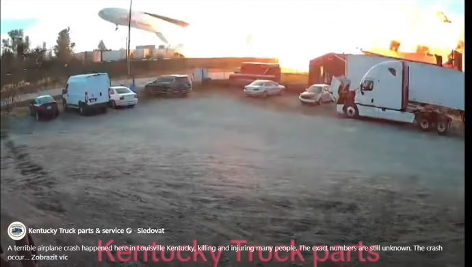 FOTO: Záběry pádu letadla na opravnu aut.