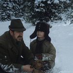 Pod Jezevčí skálou: Kluk z Prahy se ocitne uprostřed šumavské přírody u svého dědy hajného, který ho ale vlastně ani moc nezná... Na snímku Gustáv Valach v roli hajného a deděčka, a dětská herecká hvězda Tomáš Holý.