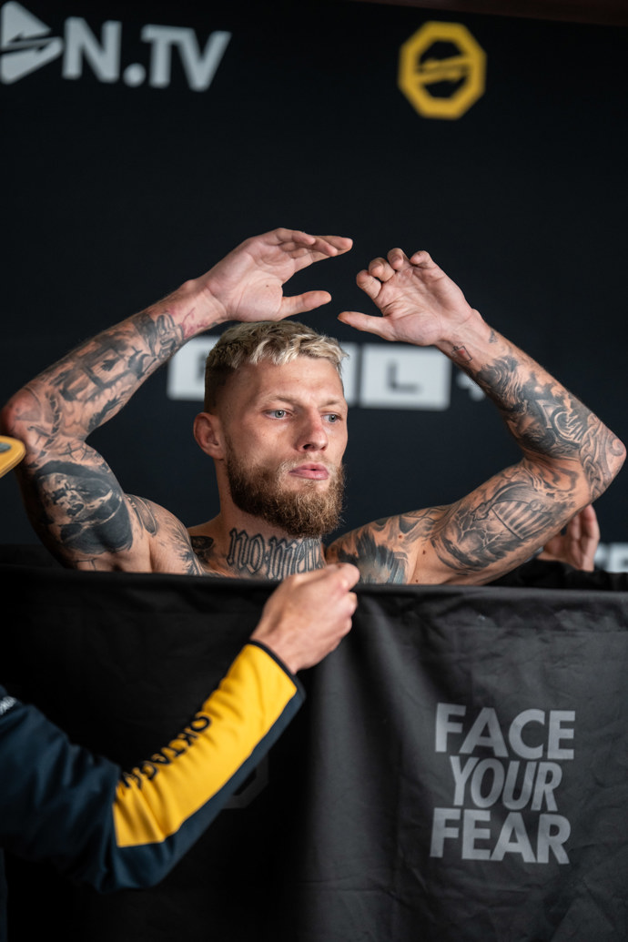 FOTO: Radek Roušal během vážení. – stránka 11