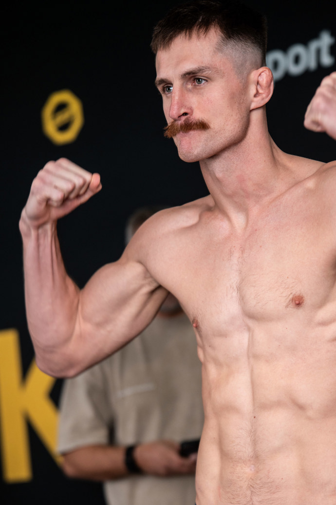 FOTO: Andrej Kalašnik během veřejného vážení. – stránka 3