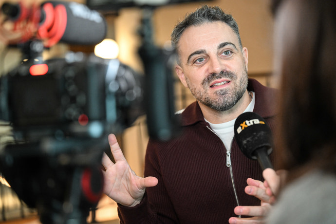 FOTO: Britský spisovatel Robert Bryndza představil v Praze svou novou knihu. – stránka 18