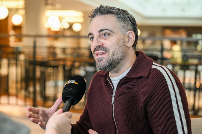 FOTO: Britský spisovatel Robert Bryndza představil v Praze svou novou knihu. – stránka 17