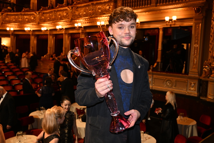 FOTO: Lukáš Adam je z ceny nadšený. – stránka 12