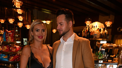 FOTO: Denise Ayverdi přišla s kamarádem.