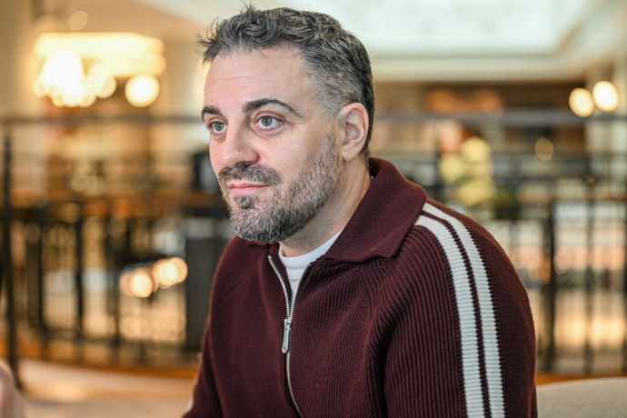 FOTO: Britský spisovatel Robert Bryndza představil v Praze svou novou knihu. – stránka 15