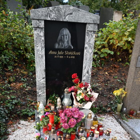 Anička Slováčková má svůj pomníček na Vinohradském hřbitově.