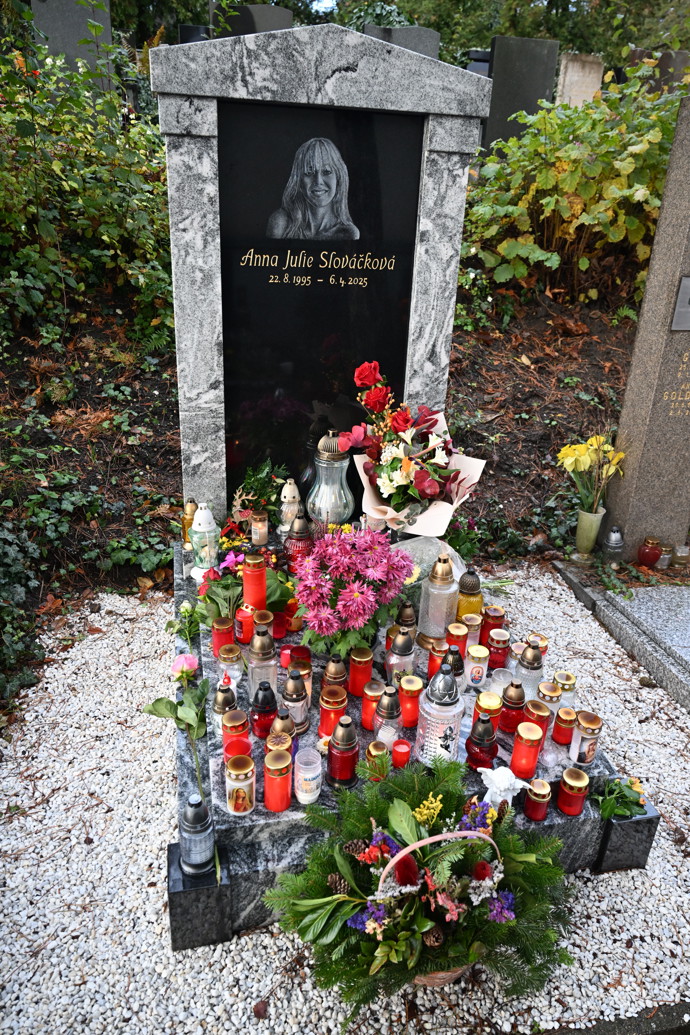 FOTO: Anička Slováčková má svůj hrobeček na Vinohradském hřbitově. – stránka 14