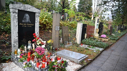 FOTO: Hrob je obsypán květinami a svíčkami.