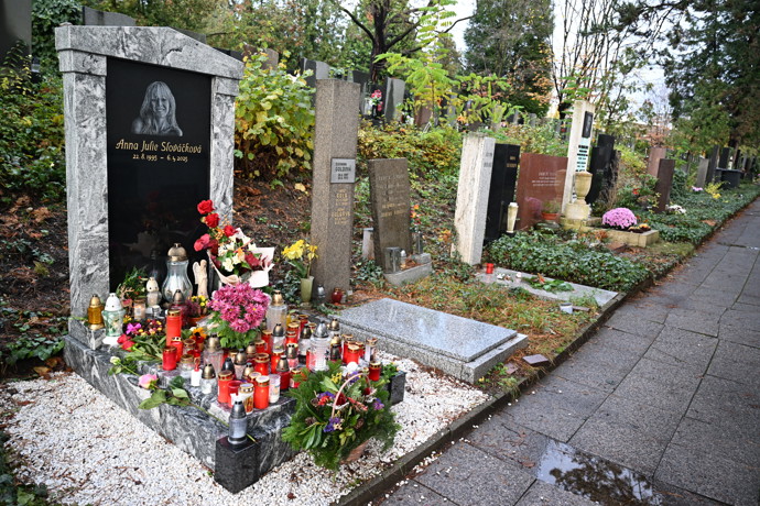 FOTO: Hrob je obsypán květinami a svíčkami. – stránka 13