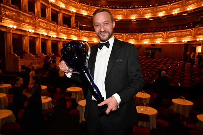 FOTO: Petr Panzenberger zapózoval s cenou. – stránka 10